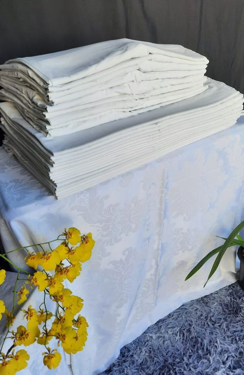 Toalhas de mesa brancas lavadas, passadas e dobradas