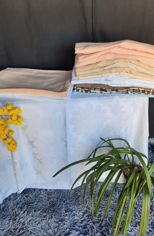 Roupas de cama e mesa lavadas e dobradas