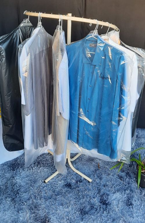 Roupas lavadas, passadas e embaladas em cabides
